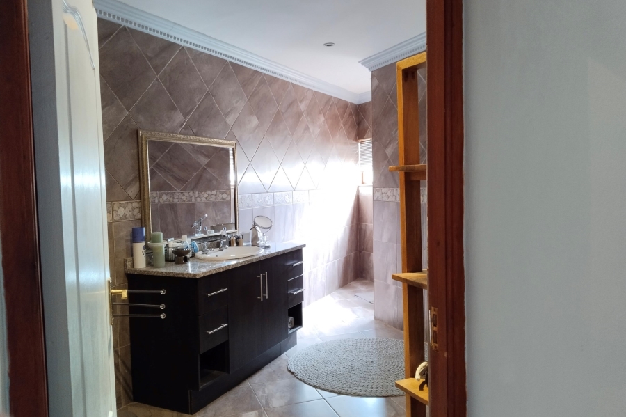 5 Bedroom Property for Sale in Meerhof North West
